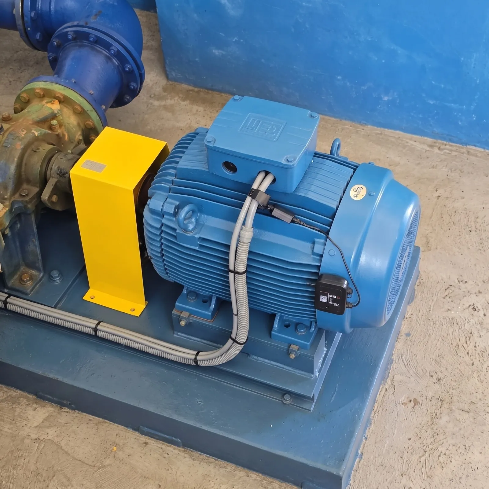 Node Connect installed on an electric motor of a pumping set.