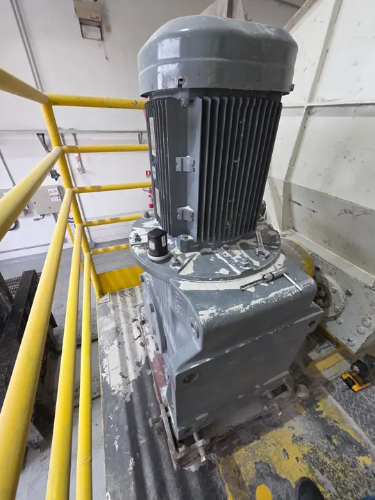 Vertical motor and gearbox with a Spectra sensor installed.