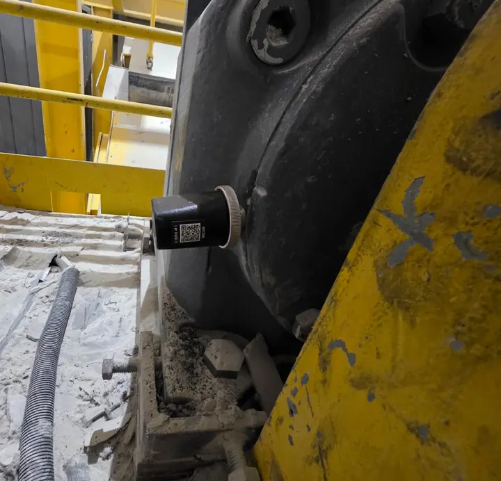 Spectra sensor mounted on the side of a gearbox.