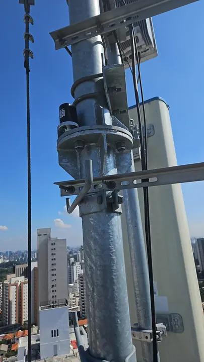 Close-up of the sensor clamped to the mast.