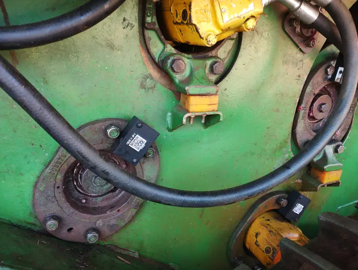 Termocube sensors installed on industrial equipment.