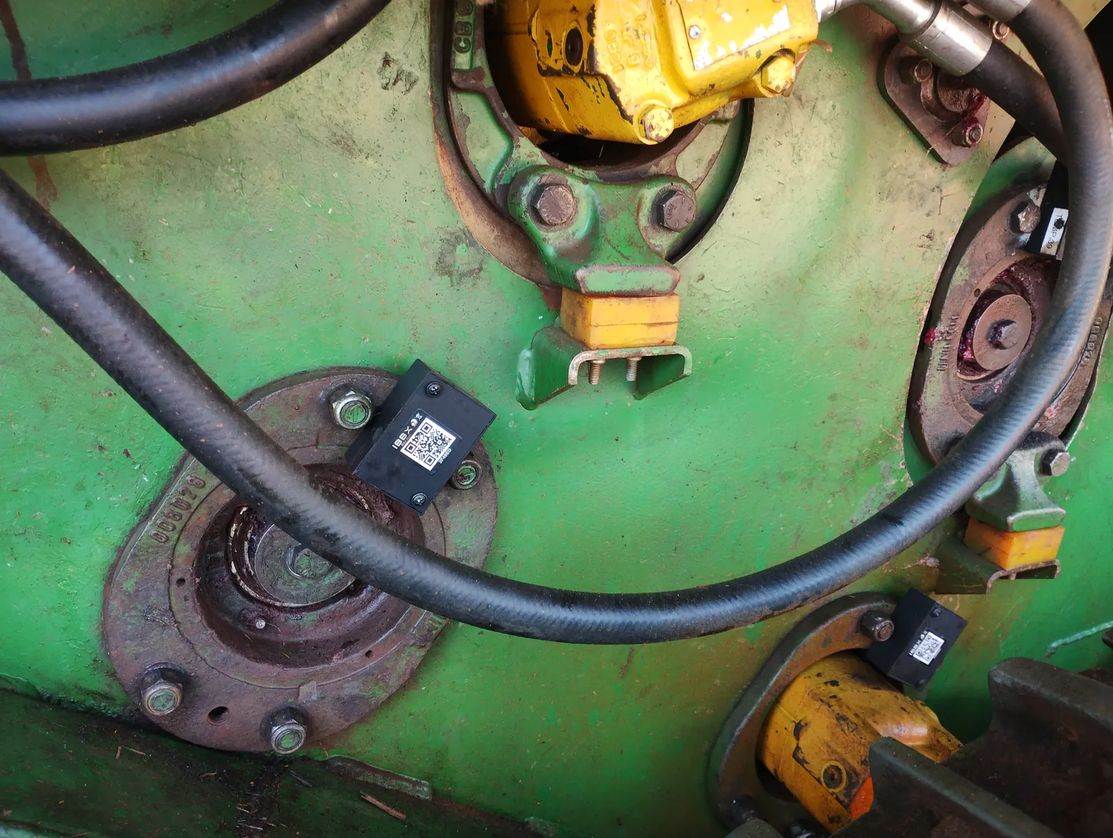 Termocube sensors installed on industrial equipment.